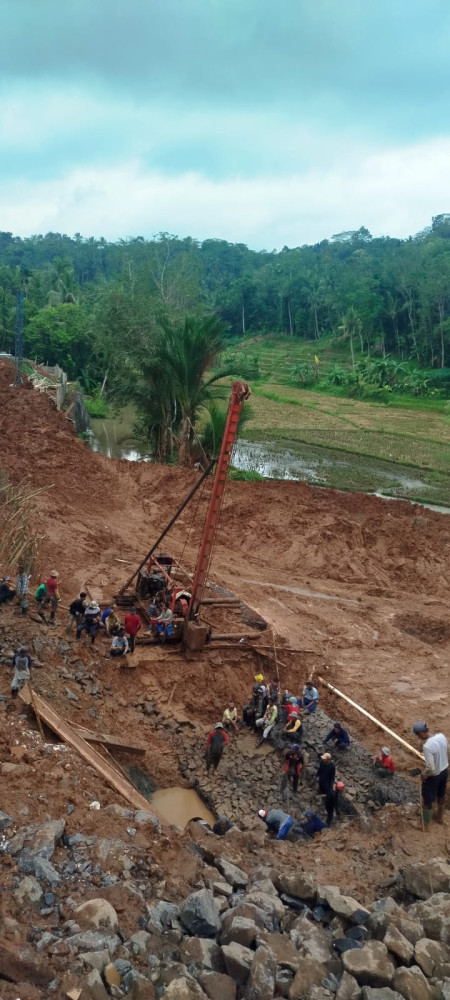 Pile, Office, Pandeglang